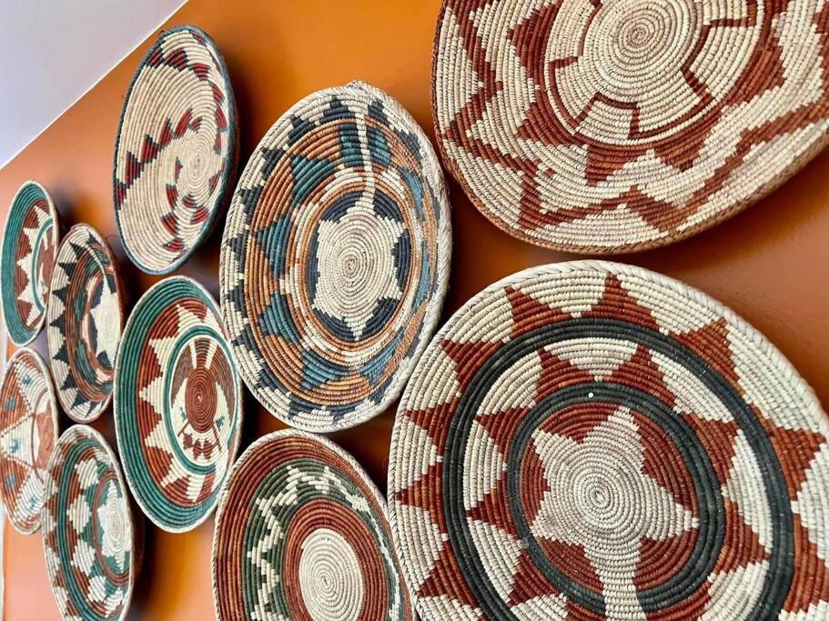 Luxurious Mid Century Modern Folk Art Hébergement de vacances