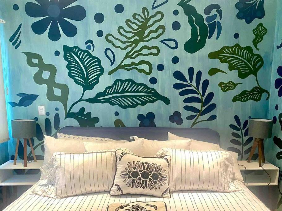 Сasa de vacaciones Luxurious Mid Century Modern Folk Art