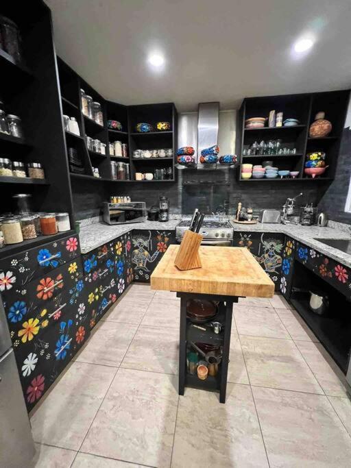 Luxurious Mid Century Modern Folk Art Сasa de vacaciones