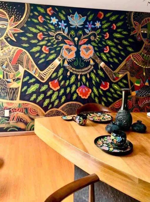 Сasa de vacaciones Luxurious Mid Century Modern Folk Art