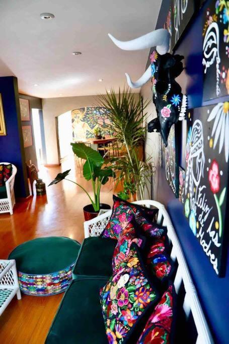 Сasa de vacaciones Luxurious Mid Century Modern Folk Art *