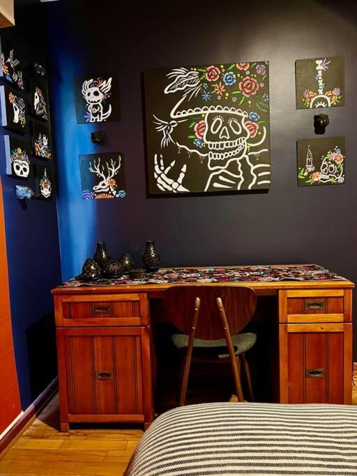 Сasa de vacaciones Luxurious Mid Century Modern Folk Art