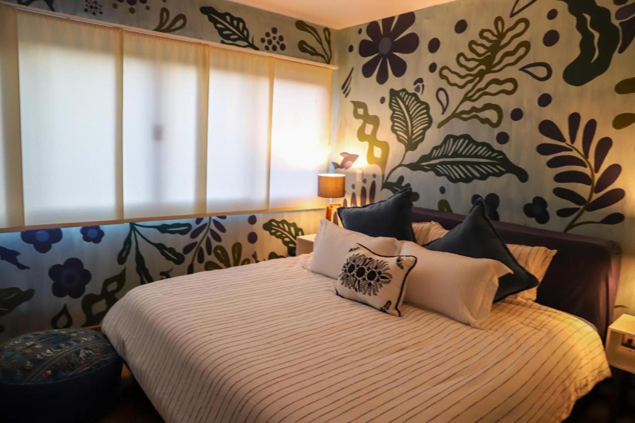 Luxurious Mid Century Modern Folk Art Сasa de vacaciones
