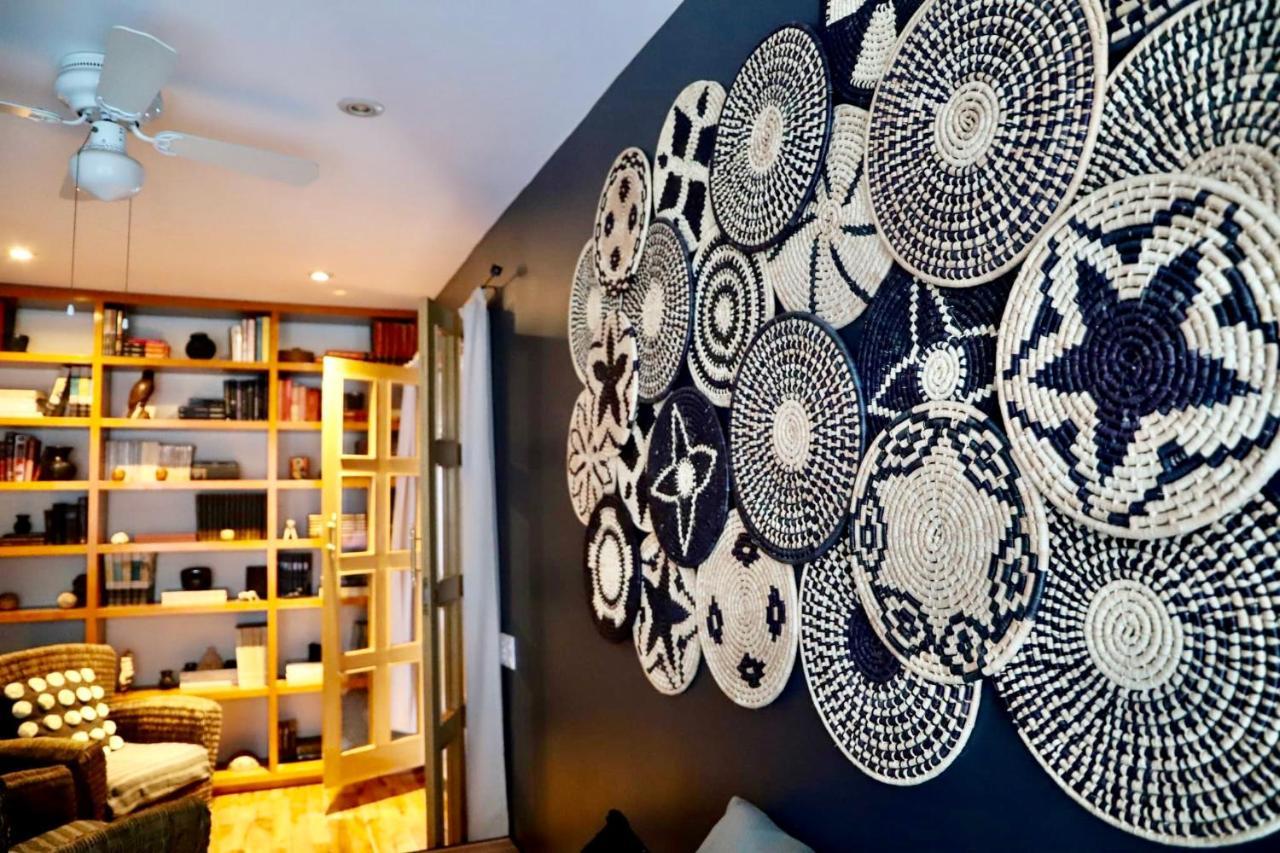 Сasa de vacaciones Luxurious Mid Century Modern Folk Art