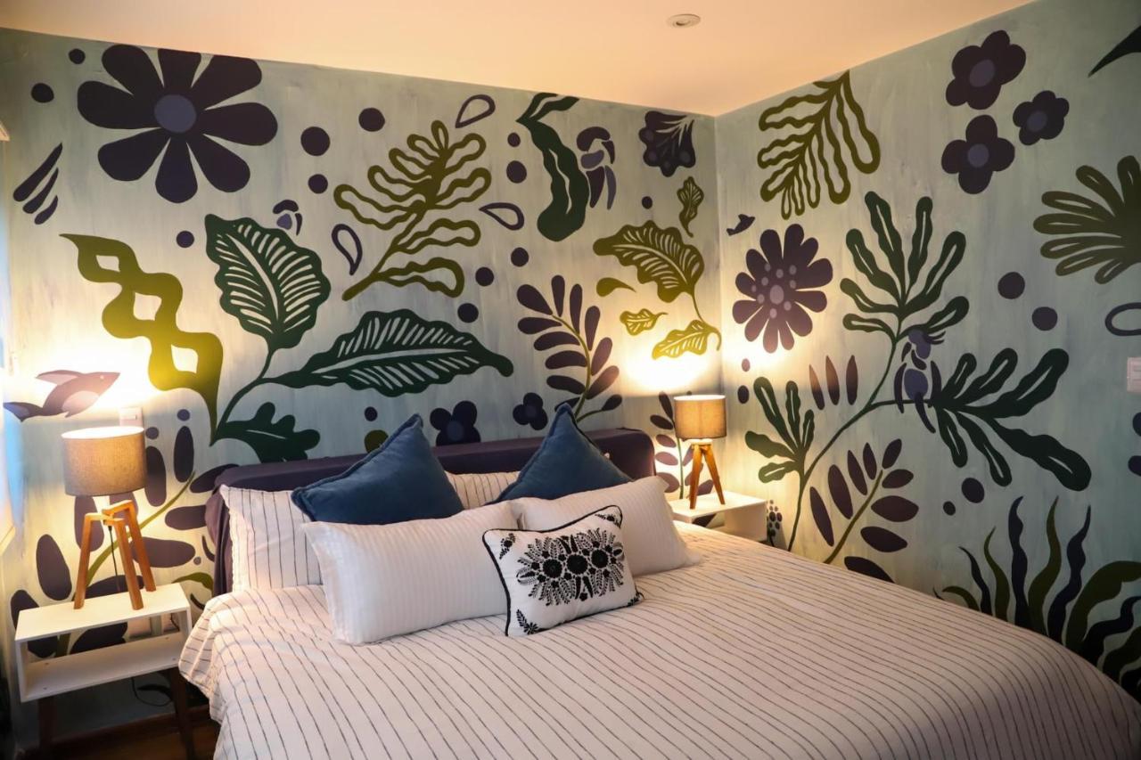 Сasa de vacaciones Luxurious Mid Century Modern Folk Art